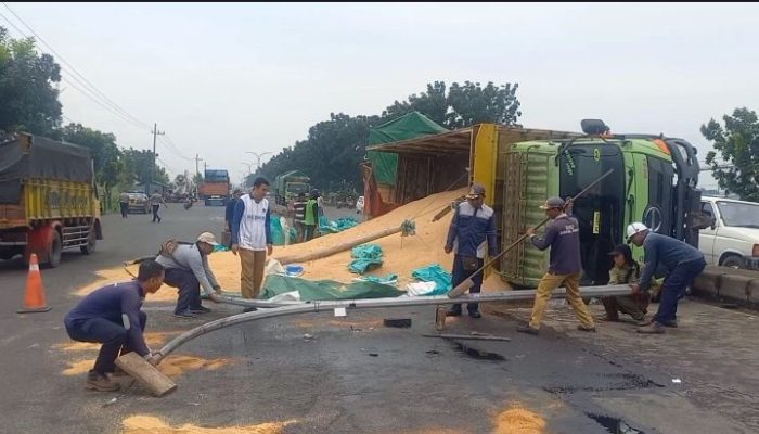 Sopir Ngantuk, Truk Gandeng Terguling di Jombang