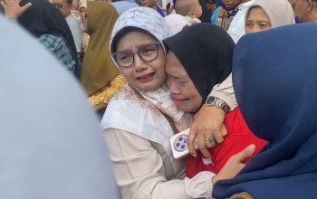 Tangis Haru Warnai Keberangkatan Jamaah Haji di Kabupaten Jombang
