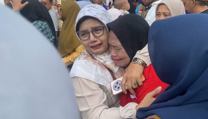 Tangis Haru Warnai Keberangkatan Jamaah Haji di Kabupaten Jombang