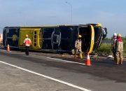Bus Malam Tabrak Pembatas dan Terguling di Tol Jombang 10 Orang Luka-luka