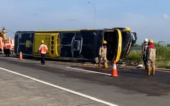 Bus Malam Tabrak Pembatas dan Terguling di Tol Jombang 10 Orang Luka-luka