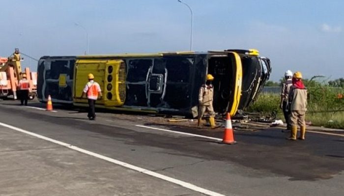 Bus Malam Tabrak Pembatas dan Terguling di Tol Jombang 10 Orang Luka-luka