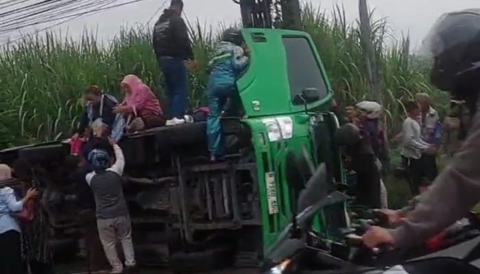Microbus Tabrak Truk di Jombang, Satu Penumpang Luka-luka