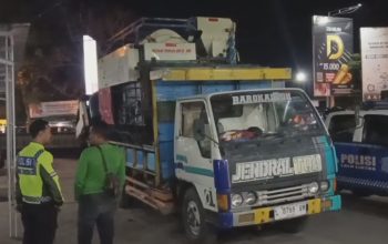Diduga Tak Sadar Muatan Combi Menonjol, Pemotor Tewas Tertabrak Truk di Jombang
