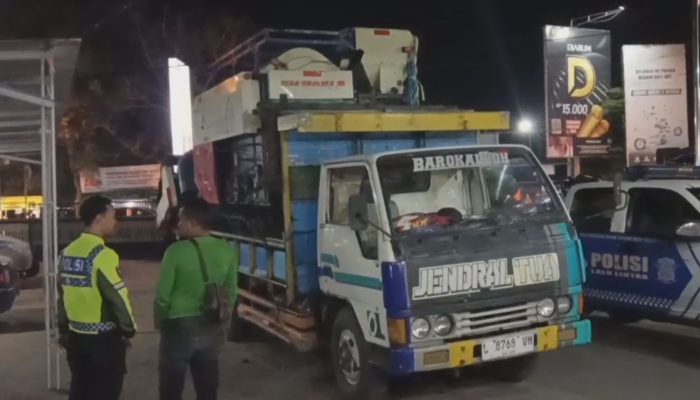Diduga Tak Sadar Muatan Combi Menonjol, Pemotor Tewas Tertabrak Truk di Jombang