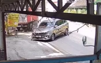 Diduga Sopir Mengantuk, Minibus Tabrak Truk di Jombang, Satu Orang Terluka