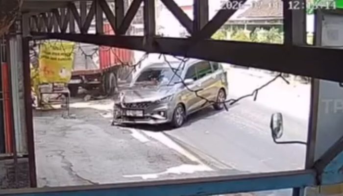 Diduga Sopir Mengantuk, Minibus Tabrak Truk di Jombang, Satu Orang Terluka