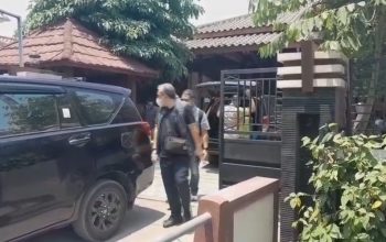 Penyidik KPK Geledah Rumah Lampri Dirjend Kementrian ATR BPN di Nganjuk