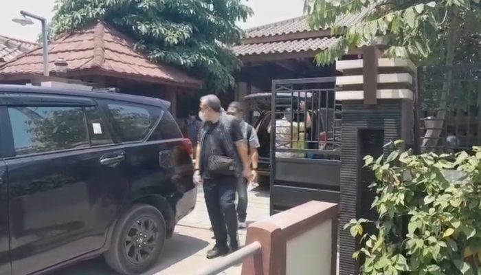 Penyidik KPK Geledah Rumah Lampri Dirjend Kementrian ATR BPN di Nganjuk