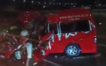 Mobil Travel Tabrak Truk Tronton di Tol Jombang, Empat Orang Tewas