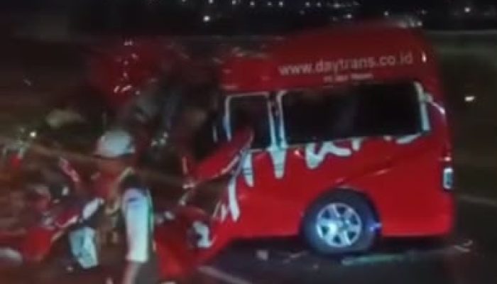 Mobil Travel Tabrak Truk Tronton di Tol Jombang, Empat Orang Tewas