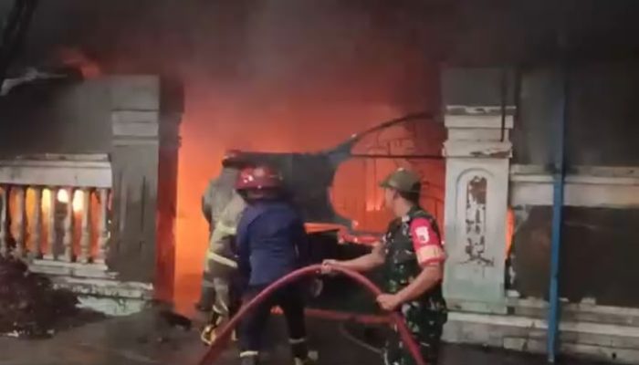 Pabrik Sepatu di Mojoagung Jombang Terbakar
