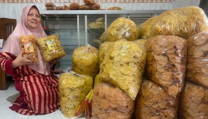 Berkat Dukungan Modal BRI, Ibu Rumah Tangga di Jombang Ini Sukses Kembangkan Usaha Kerupuk Samiler